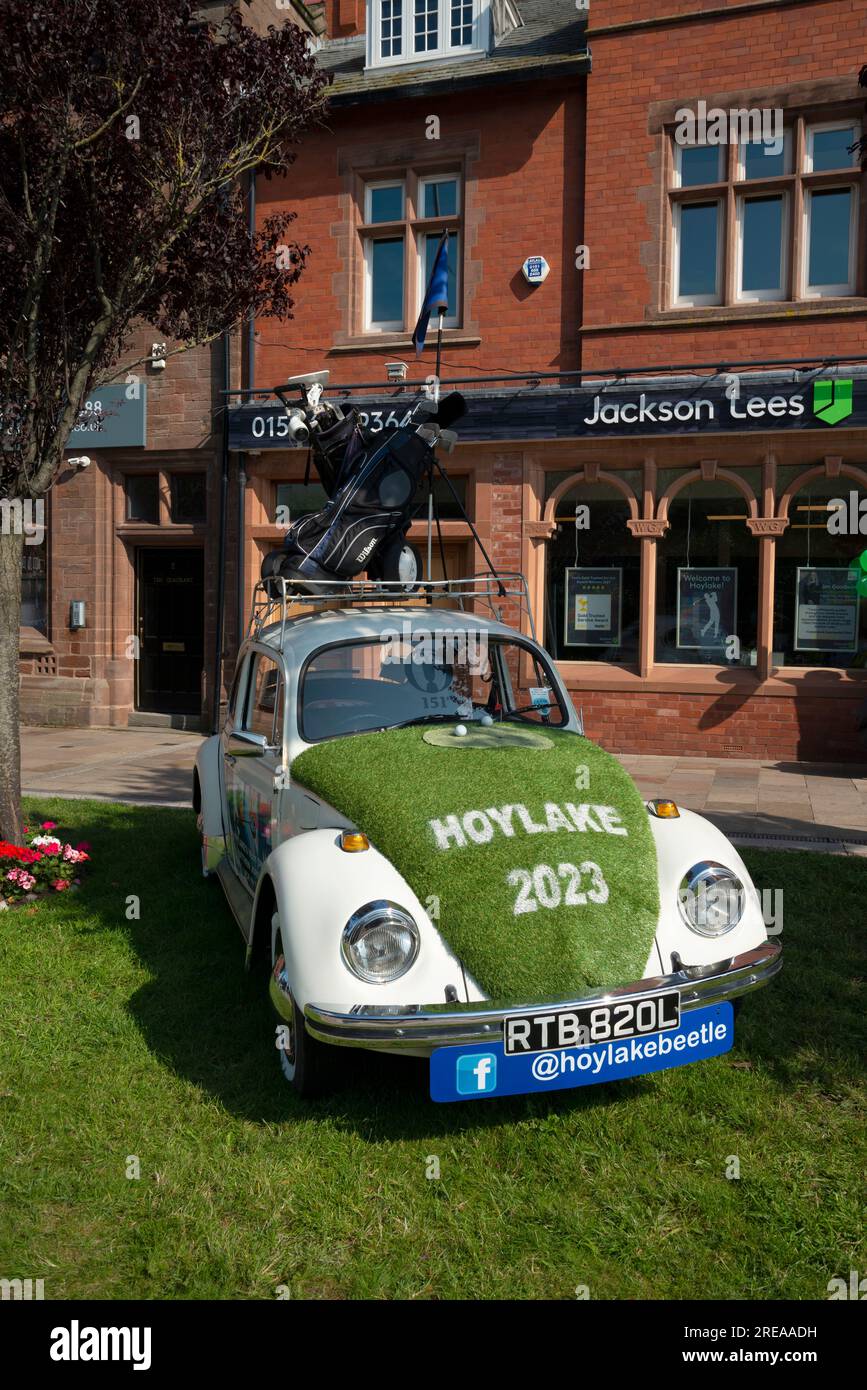 Une voiture VW Beetle modifiée et décorée en soutien à l'Open Golf Championship qui s'est tenu à Hoylake en juillet 2023. Banque D'Images