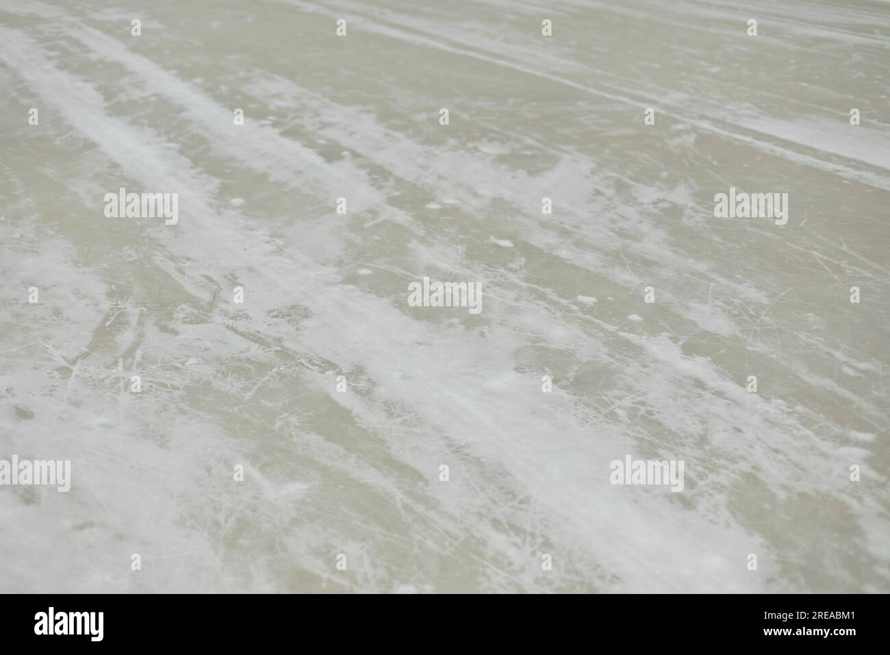 Glace dans la neige. Glace dans le stade de hockey. Texture de neige. Pièces de rouleau. Banque D'Images