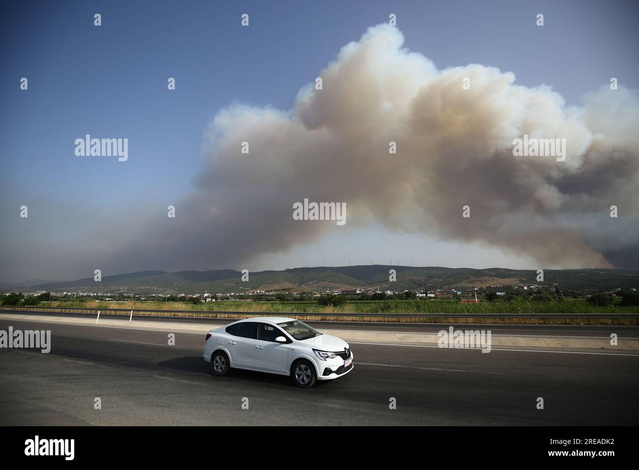 Izmir, Turquie. 26 juillet 2023. Avec l'augmentation des températures de l'air, le nombre d'incendies dans les zones forestières a commencé à augmenter. La réponse au feu de forêt dans le district d'Odemis à Izmir se poursuit. (Image de crédit : © Serkan Senturk/ZUMA Press Wire) USAGE ÉDITORIAL SEULEMENT! Non destiné à UN USAGE commercial ! Banque D'Images