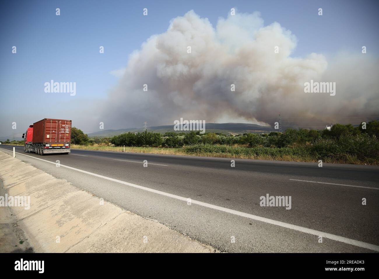 Izmir, Turquie. 26 juillet 2023. Avec l'augmentation des températures de l'air, le nombre d'incendies dans les zones forestières a commencé à augmenter. La réponse au feu de forêt dans le district d'Odemis à Izmir se poursuit. (Image de crédit : © Serkan Senturk/ZUMA Press Wire) USAGE ÉDITORIAL SEULEMENT! Non destiné à UN USAGE commercial ! Banque D'Images