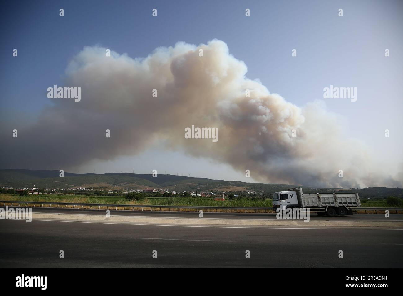 Izmir, Turquie. 26 juillet 2023. Avec l'augmentation des températures de l'air, le nombre d'incendies dans les zones forestières a commencé à augmenter. La réponse au feu de forêt dans le district d'Odemis à Izmir se poursuit. (Image de crédit : © Serkan Senturk/ZUMA Press Wire) USAGE ÉDITORIAL SEULEMENT! Non destiné à UN USAGE commercial ! Banque D'Images