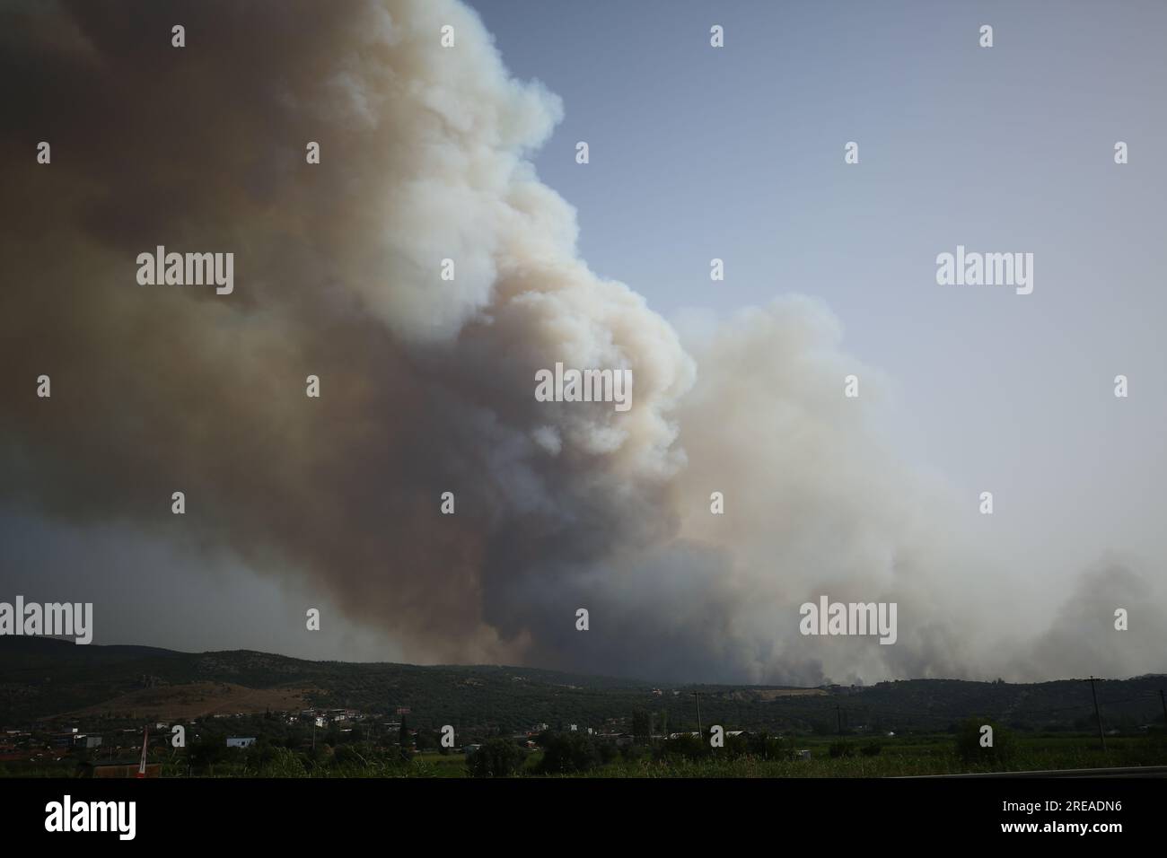 Izmir, Turquie. 26 juillet 2023. Avec l'augmentation des températures de l'air, le nombre d'incendies dans les zones forestières a commencé à augmenter. La réponse au feu de forêt dans le district d'Odemis à Izmir se poursuit. (Image de crédit : © Serkan Senturk/ZUMA Press Wire) USAGE ÉDITORIAL SEULEMENT! Non destiné à UN USAGE commercial ! Banque D'Images