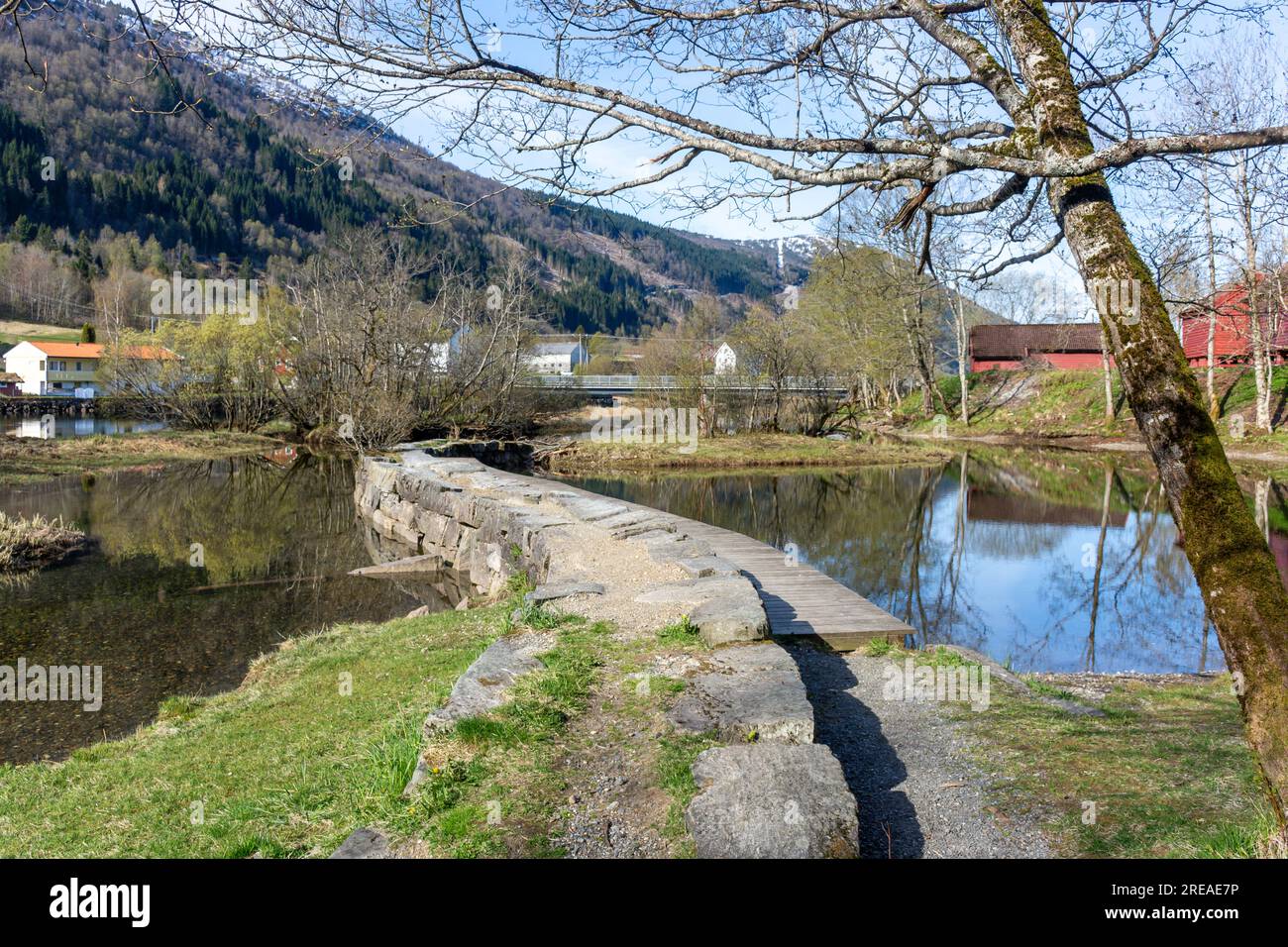 Vieux pont de pierre sur la rivière Eid (Eidselva), Nordfjordeid, comté de Vestland, Norvège Banque D'Images