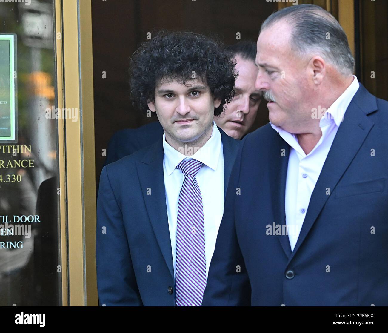 New York, États-Unis. 26 juillet 2023. L'ancien PDG de FTX Sam Bankman Fried quitte Manhattan quitte la cour fédérale le mercredi 26 juillet 2023 à New York. Bankman Fried a reçu l'ordre d'assister à une audience pour revoir les conditions de sa caution après avoir été accusé d'avoir divulgué les écrits personnels de son ancienne petite amie et partenaire d'affaires, Caroline Ellison, au New York Times. Photo Louis Lanzano/UPI crédit : UPI/Alamy Live News Banque D'Images