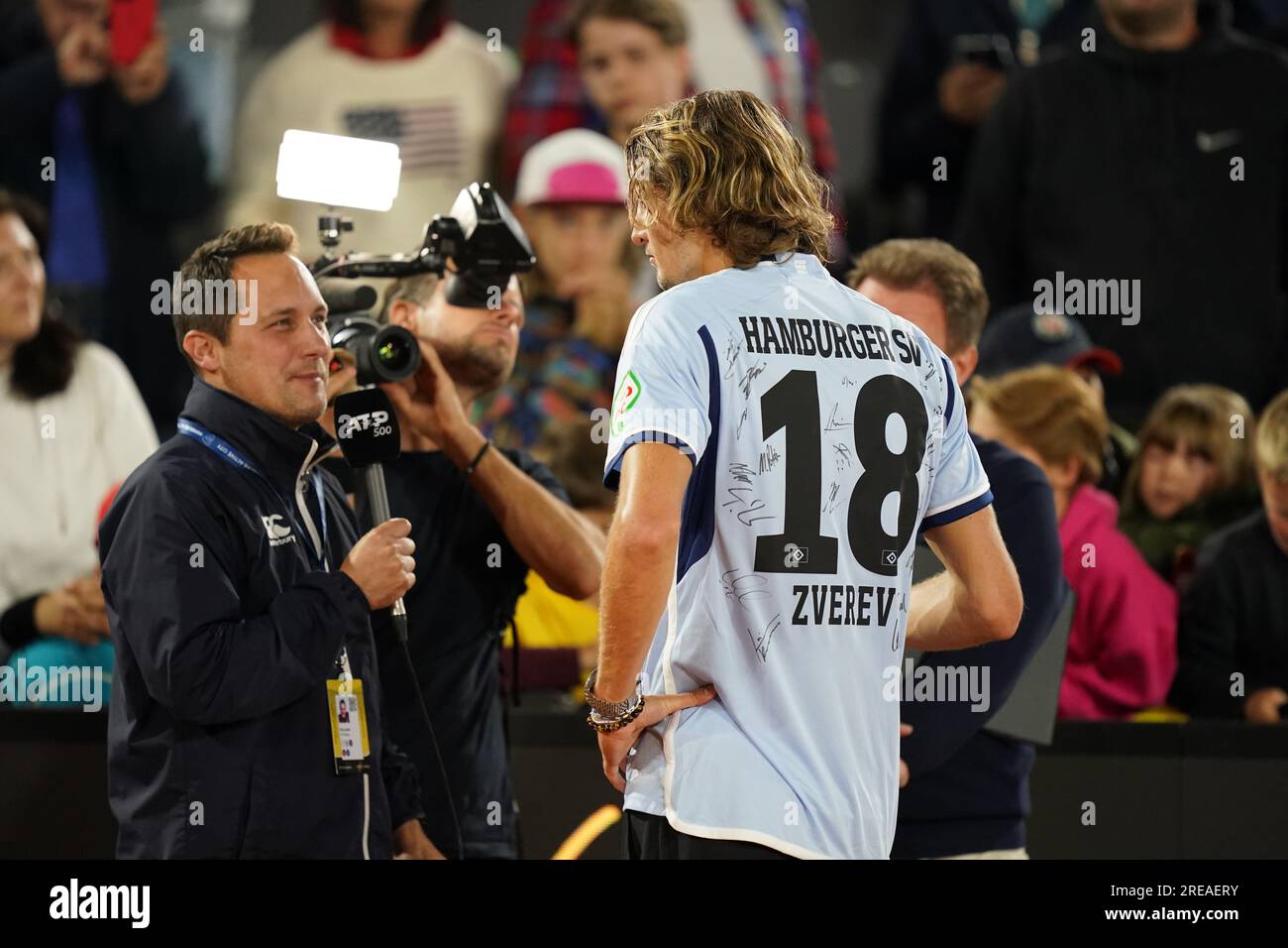 Hambourg, Allemagne. 26 juillet 2023. Tennis : Open d'Europe de Hambourg (Tournoi APT), Rothenbaum tennis Stadium, hommes, célibataires, ronde de 16, Zverev (Allemagne) - Marterer (Allemagne). Alexander Zverev (à droite) se tient sur le court central en maillot HSV après sa victoire. Crédit : Marcus Brandt/dpa/Alamy Live News Banque D'Images