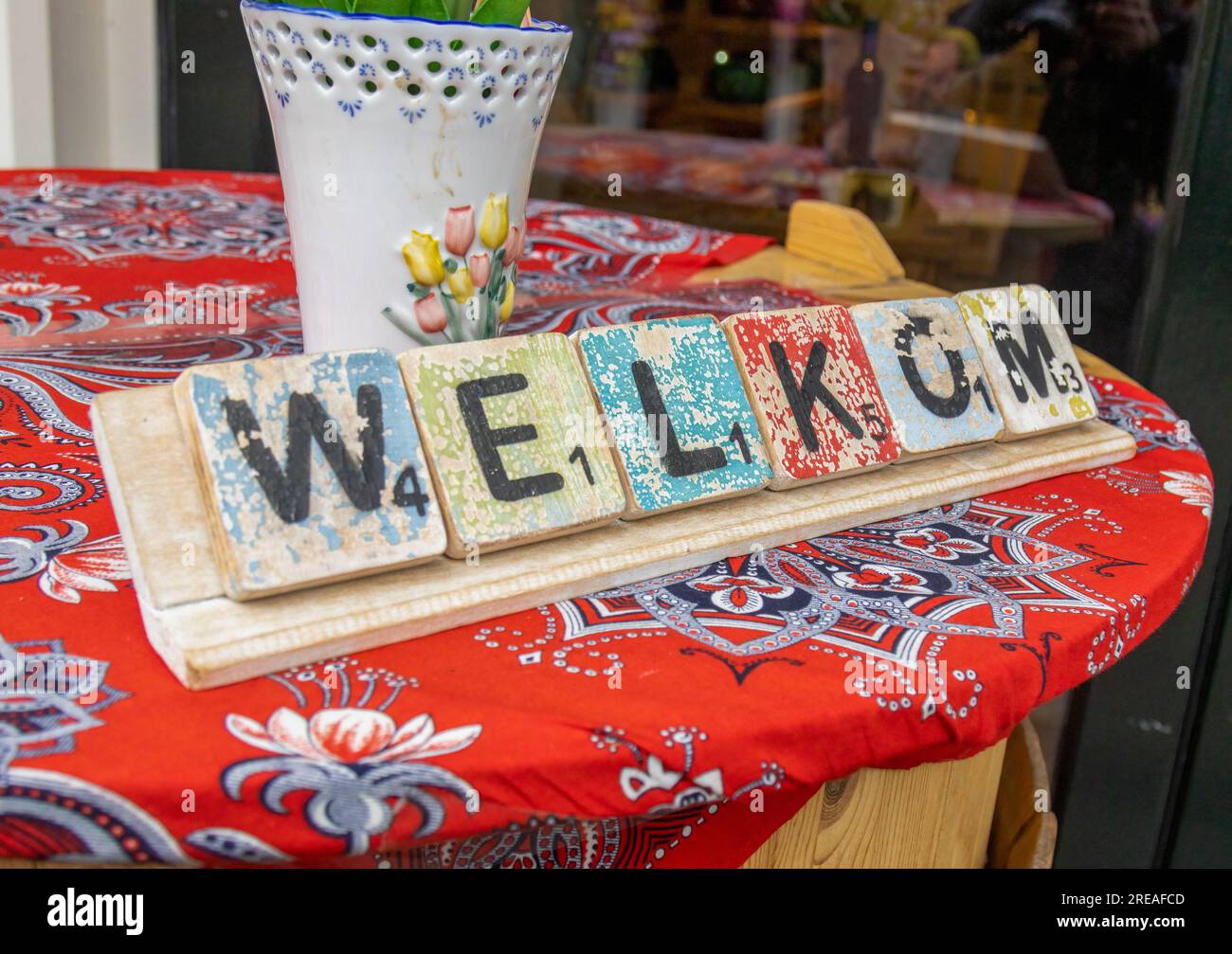 Carreaux de bois aux couleurs vives disant Welkom - panneau de bienvenue en néerlandais Banque D'Images