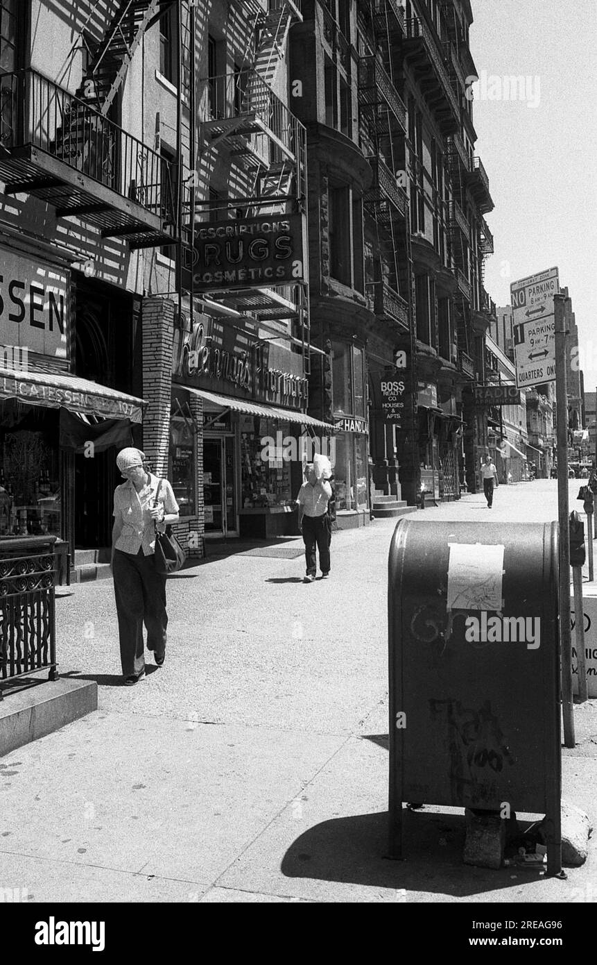 AJAXNETPHOTO. JUILLET 1975. BROOKLYN, NEW YORK, ÉTATS-UNIS. - FAÇADES DE MAGASINS - SUR BROOKLYN HEIGHTS 107 MONTAGUE STREET, NEW YORK CITY. PHOTO:JONATHAN EASTLAND/AJAXREF:750024 27 10A. Banque D'Images