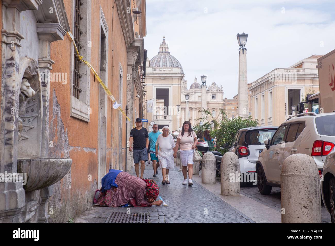 Rome, Italie. 26 juillet 2023. Une dame sans abri supplie d'aumônes près de St. Place Pierre à Rome par une chaude journée d'été (photo de Matteo Nardone/Pacific Press/Sipa USA) crédit : SIPA USA/Alamy Live News Banque D'Images