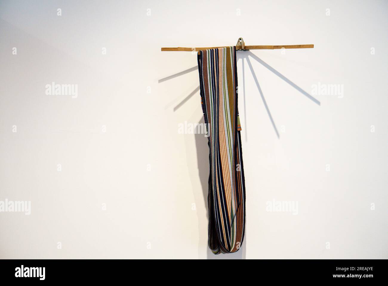 Foulard rayé tissé main Vintage ou tapis accroché sur un cintre en bois  Photo Stock - Alamy