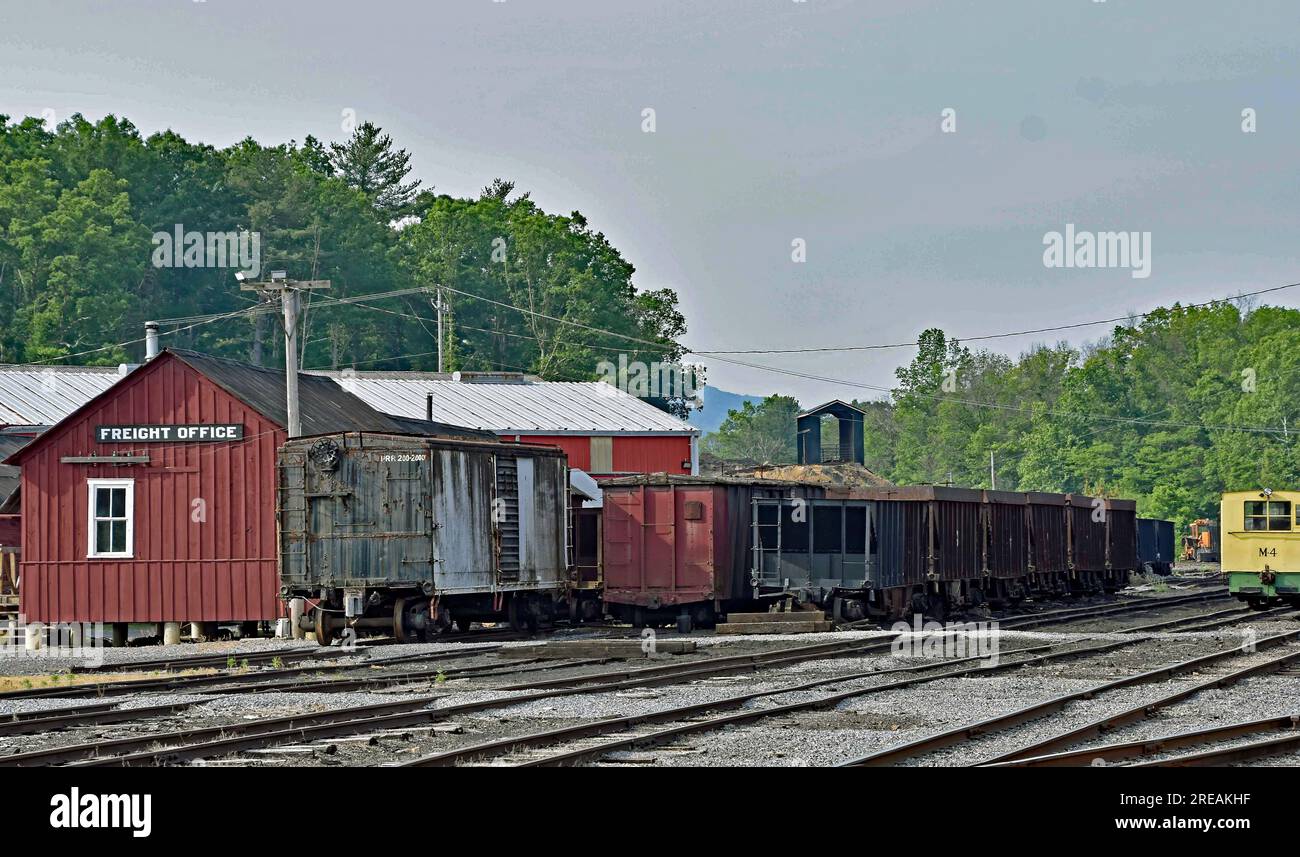 Wagons de marchandises à voie étroite dans la cour de Rockhill Furnace, PA sur le chemin de fer East Broad TOP Banque D'Images