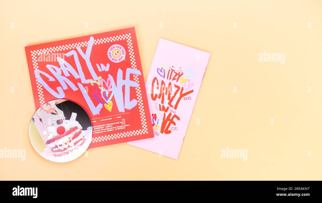 Groupe K-pop Itzy CRAZY DANS L'AMOUR 1st Album sur fond jaune. CD de musique en édition spéciale. Groupe de filles sud-coréennes Itzy. Espace pour le texte. Gatineau, QC, vers Banque D'Images