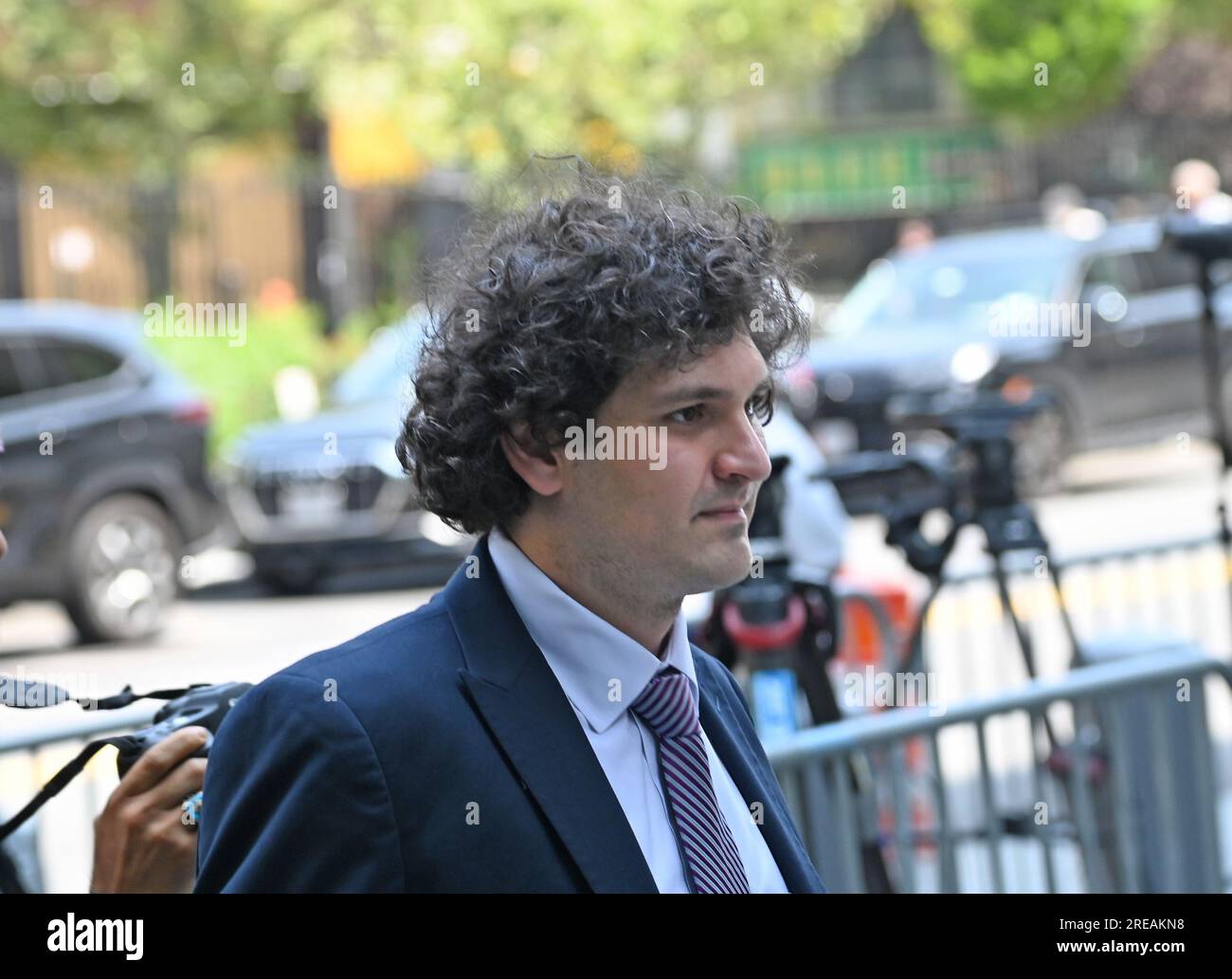 New York, États-Unis. 26 juillet 2023. L'ancien PDG de FTX Sam Bankman Fried quitte Manhattan quitte la cour fédérale le mercredi 26 juillet 2023 à New York. Bankman Fried a reçu l'ordre d'assister à une audience pour revoir les conditions de sa caution après avoir été accusé d'avoir divulgué les écrits personnels de son ancienne petite amie et partenaire d'affaires, Caroline Ellison, au New York Times. Photo Louis Lanzano/UPI crédit : UPI/Alamy Live News Banque D'Images