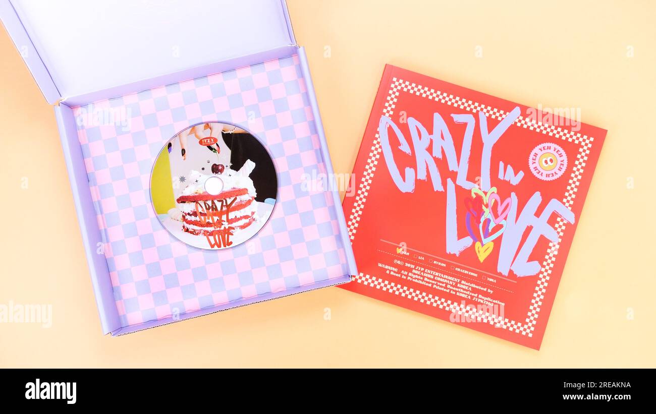 Groupe K-pop Itzy CRAZY DANS L'AMOUR 1st Album sur fond jaune. CD de musique en édition spéciale. Groupe de filles sud-coréennes Itzy. Espace pour le texte. Gatineau, QC, vers Banque D'Images