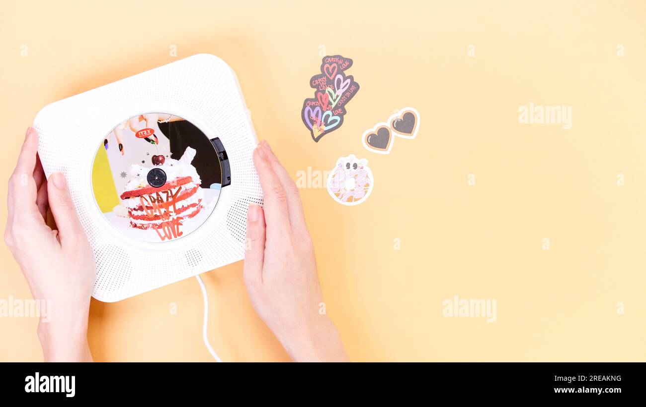 Groupe K-pop Itzy CRAZY DANS L'AMOUR 1st Album sur fond jaune. CD de musique en édition spéciale. Groupe de filles sud-coréennes Itzy. Espace pour le texte. Gatineau, QC, vers Banque D'Images