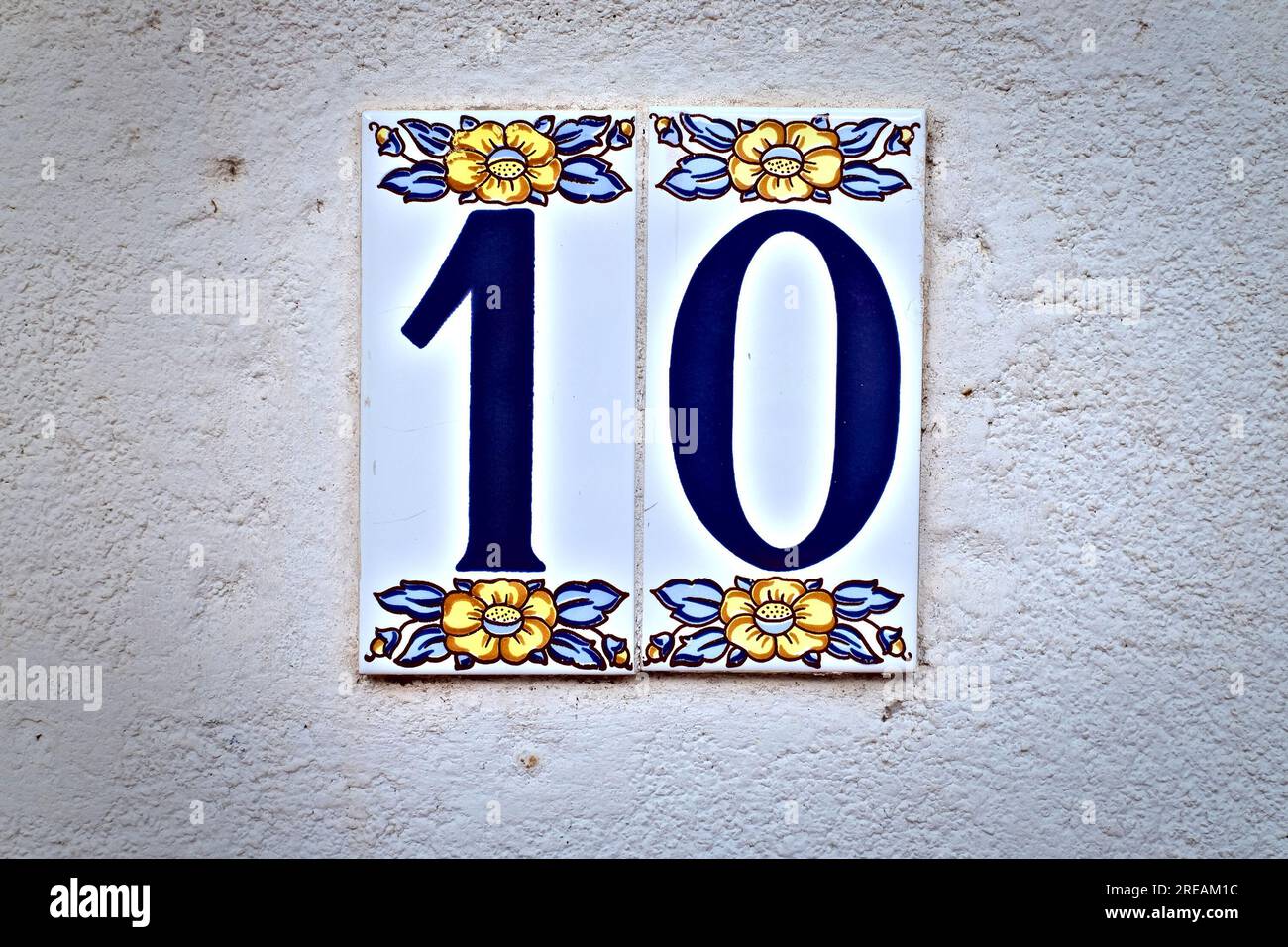 Numéro 10, dix, carreaux floraux sur fond blanc avec vignette. Banque D'Images