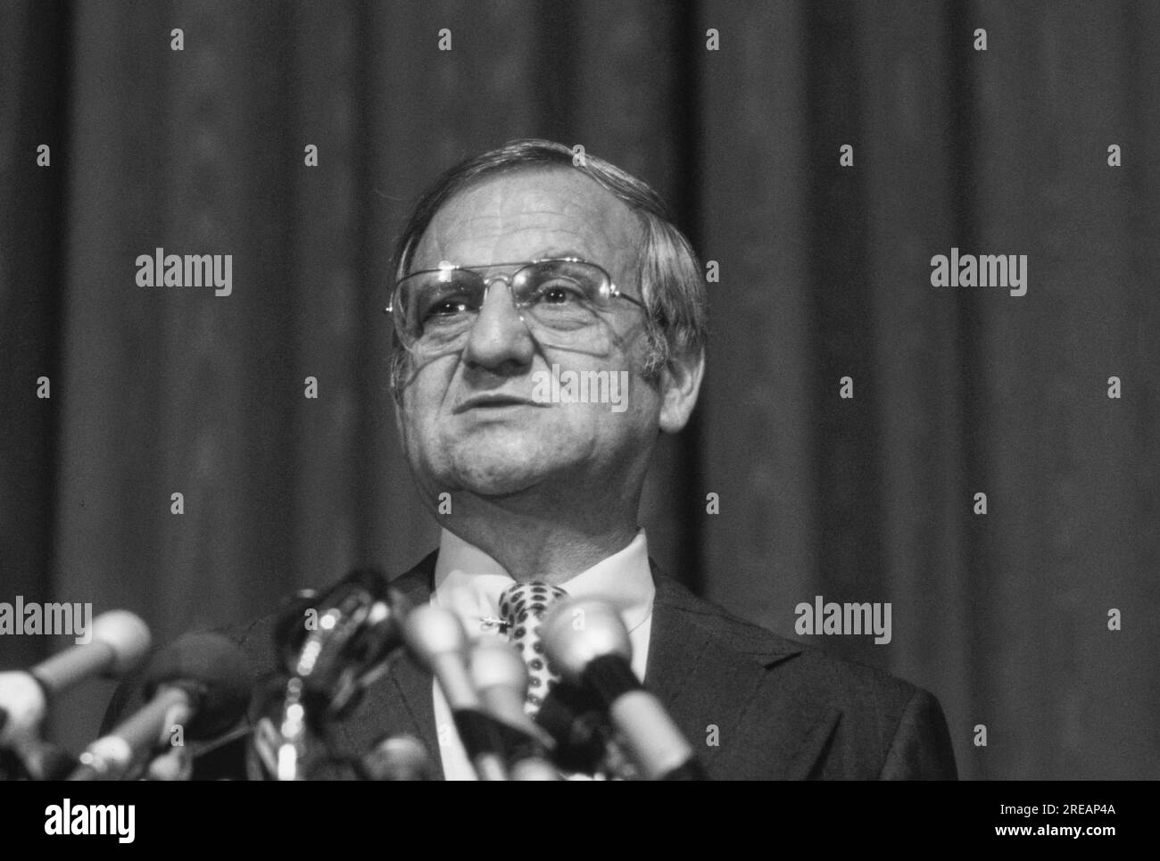 Lido Anthony Lee Iacocca (15 octobre 1924 – 2 juillet 2019) était un dirigeant automobile américain connu pour le développement des voitures Ford Mustang, Continental Mark III et Ford Pinto alors qu'il travaillait à la Ford Motor Company dans les années 1960. Et pour avoir redonné vie à Chrysler Corporation en tant que PDG dans les années 1980 Il a été président et chef de la direction de Chrysler à partir de 1978 et président du conseil à partir de 1979, jusqu'à sa retraite à la fin de 1992. Il est l'un des rares cadres à présider les opérations de deux des trois grands constructeurs automobiles des États-Unis. Photographie de Bernard Gotfryd Banque D'Images