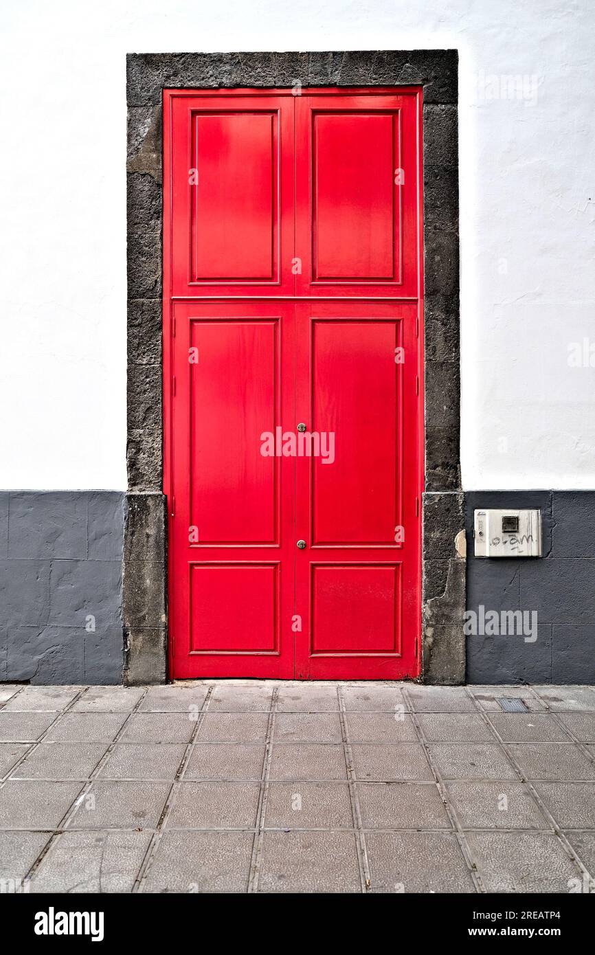 Porte fermée rouge cramoisi brillant. Banque D'Images