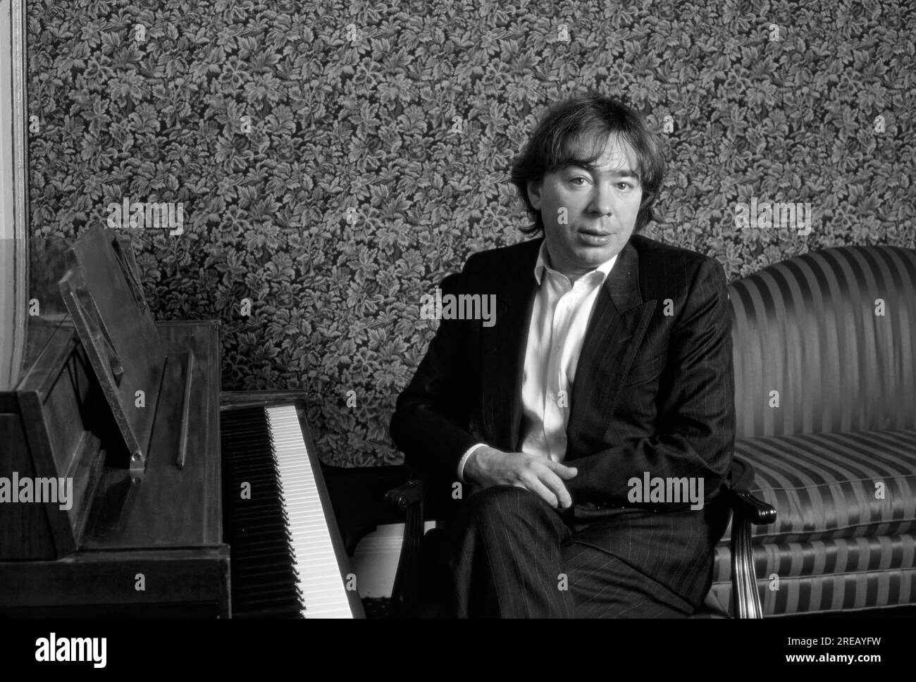 Andrew Lloyd Webber, est un compositeur anglais et imprésario de théâtre musical plusieurs de ses comédies musicales ont été courues pendant plus d'une décennie à la fois dans le West End et à Broadway. Il a composé 21 comédies musicales, un cycle de chansons, un ensemble de variations, deux partitions de films et une messe de Requiem latin. Plusieurs de ses chansons ont été largement enregistrées et ont eu du succès en dehors de leurs comédies musicales parentes, comme "Memory" de Cats, "The Music of the Night" et "All I Ask of You" de The Phantom of the Opera, "I Don't Know How to Love HIM" de Jesus Christ Superstar. Banque D'Images