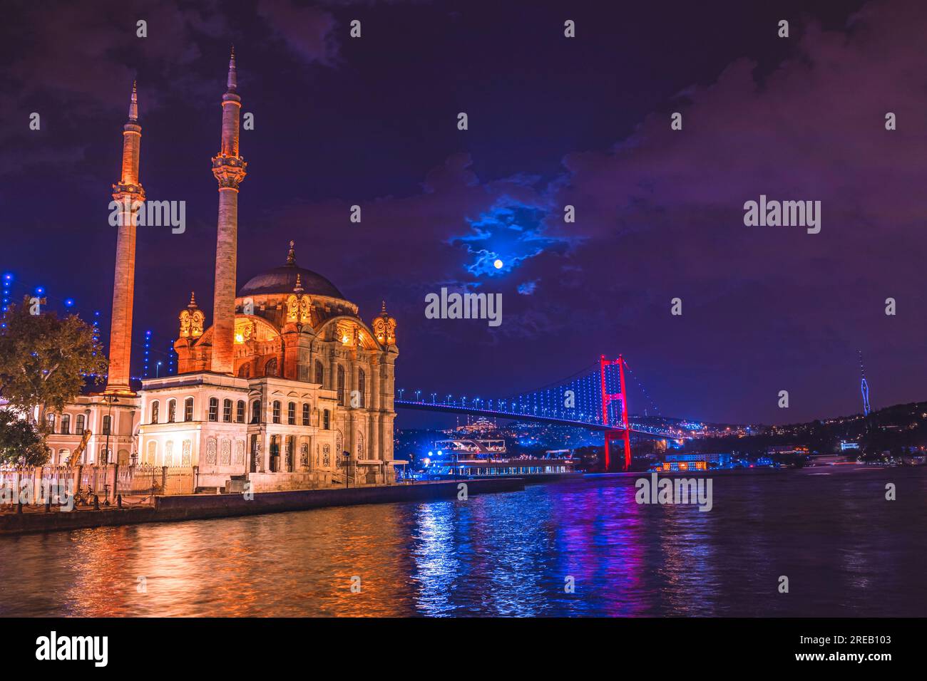 Mosquée Ortaköy et pont du Bosphore pendant l'heure bleue, pleine lune et ciel bleu nocturne.Un des endroits les plus populaires sur le Bosphore, Istanbul. Banque D'Images