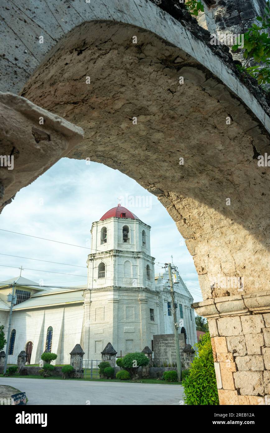 Site du patrimoine mondial de l'UNESCO et zone importante pour les citoyens d'Oslob et de la province de l'île de Cebu, belles structures historiques, debout près de la mer, Banque D'Images