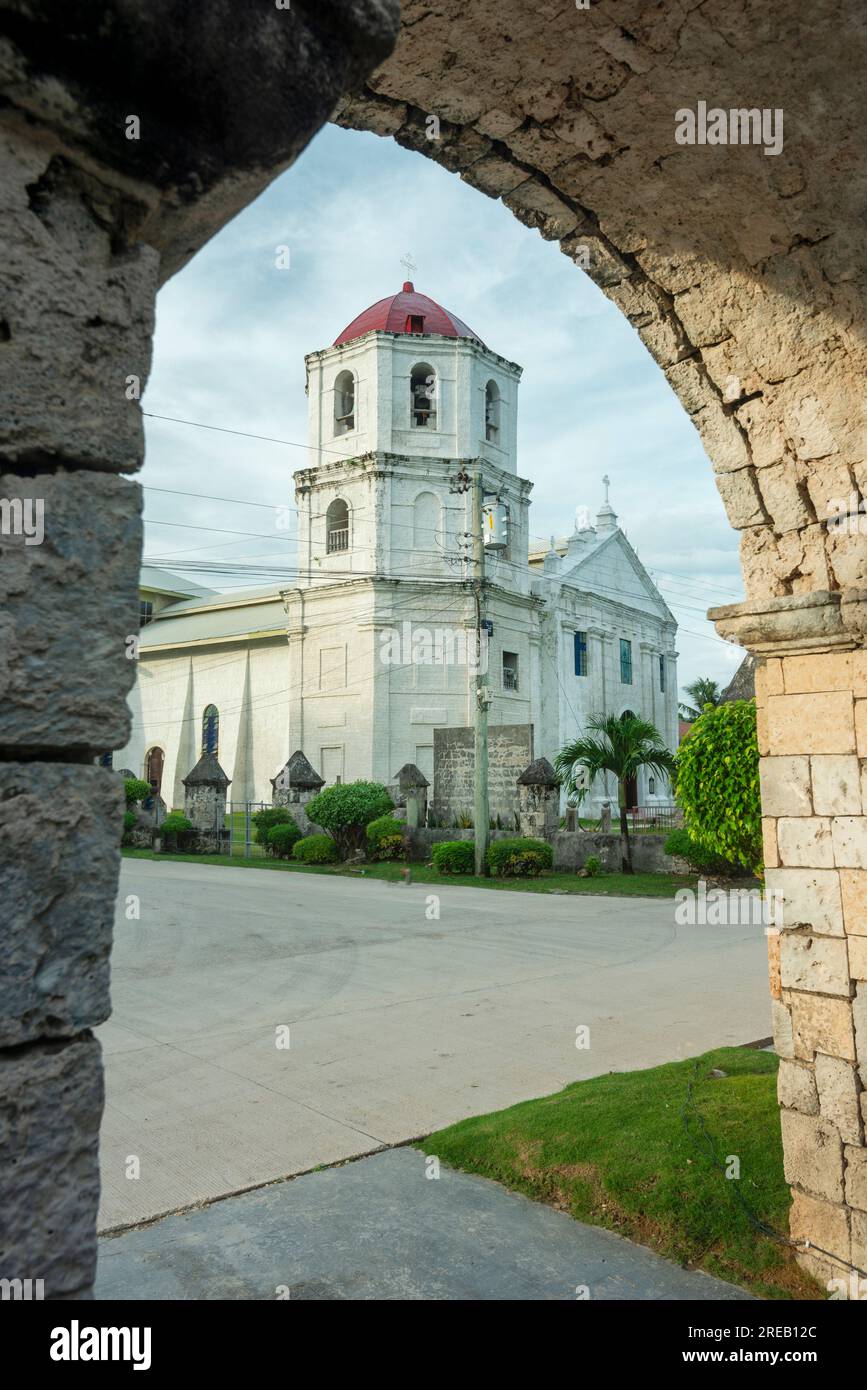 Site du patrimoine mondial de l'UNESCO et zone importante pour les citoyens d'Oslob et de la province de l'île de Cebu, belles structures historiques, debout près de la mer, Banque D'Images