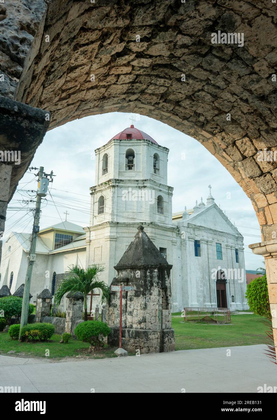 Site du patrimoine mondial de l'UNESCO et zone importante pour les citoyens d'Oslob et de la province de l'île de Cebu, belles structures historiques, debout près de la mer, Banque D'Images