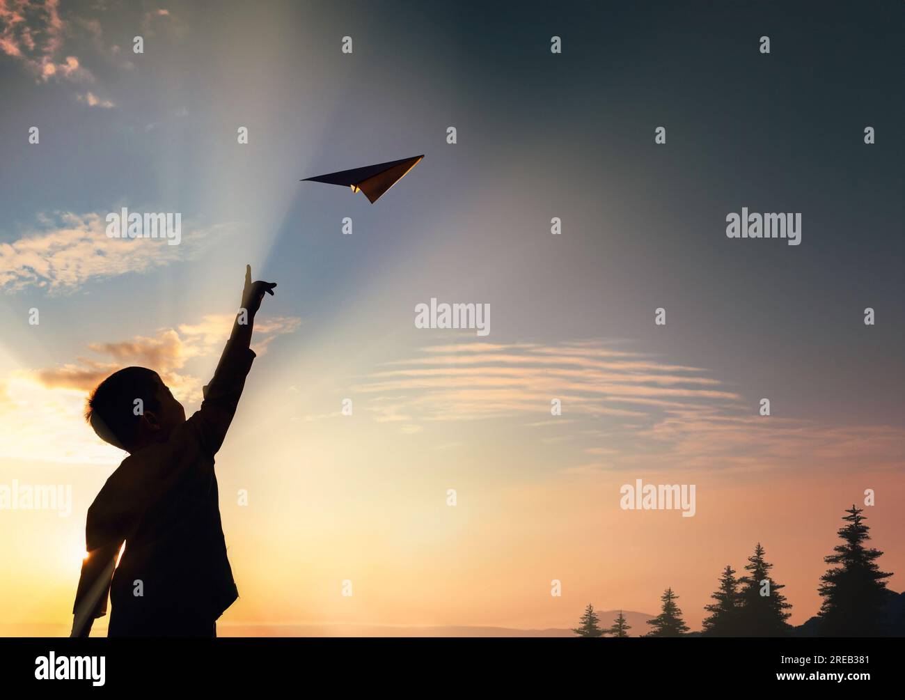 Silhouette d'un garçon jouant avec un avion en papier sur le concept de fond de coucher du soleil de l'éducation de rêve future brillant Banque D'Images Silhouette d'un garçon jouant avec un avion en papier sur le concept de fond de coucher du soleil de l'éducation de rêve future brillant Banque D'Images