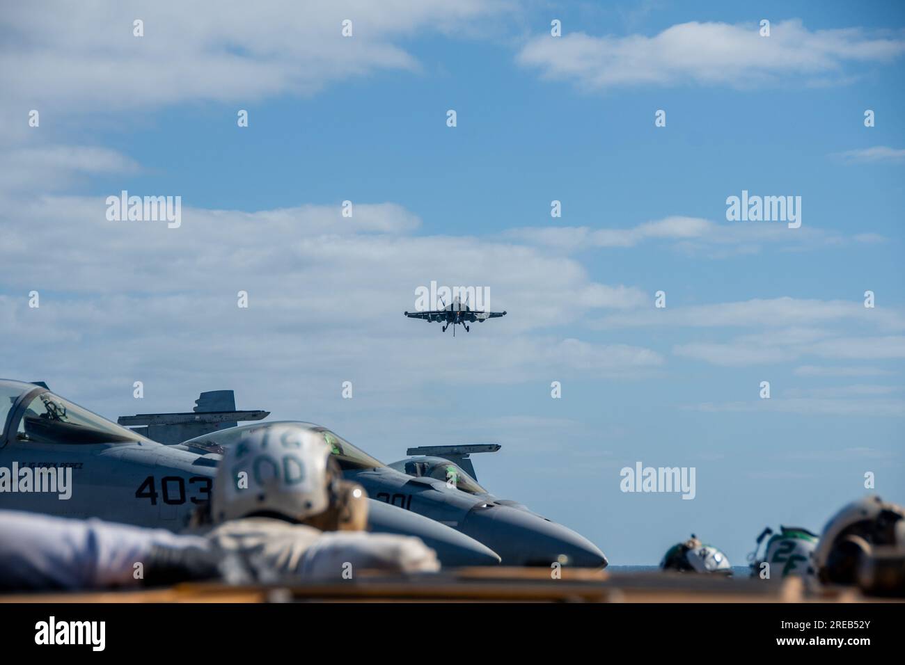 OCÉAN INDIEN (25 juillet 2023) un EA-18G Growler, attaché aux Shadowhawks de l'Electronic Attack Squadron (VAQ) 141, approche du poste d'envol des États-Unis Le seul porte-avions déployé à l’avant de la Marine, l’USS Ronald Reagan (CVN 76), lors d’opérations aériennes en appui au Talisman Sabre 23, dans l’océan Indien, le 25 juillet 2023. Ronald Reagan, le navire amiral du Carrier Strike Group 5, fournit une force prête au combat qui protège et défend les États-Unis, et soutient les alliances, les partenariats et les intérêts maritimes collectifs dans la région Indo-Pacifique. Talisman Sabre est la plus grande milita bilatérale Banque D'Images