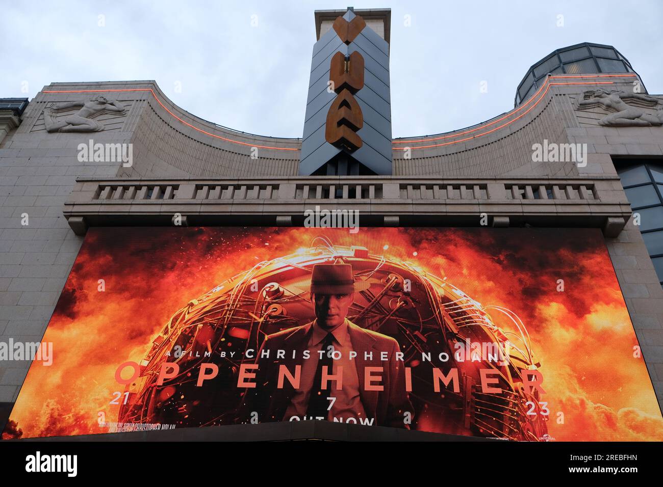 Londres, Royaume-Uni. Un tableau numérique affiche des visuels de film Oppenheimer comme il est sorti le même jour que Barbie. Banque D'Images