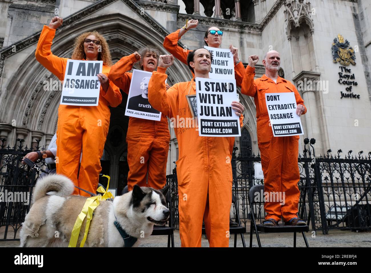 Londres, Royaume-Uni. Free Julian Assange militants organisent une photo-action alors que le fondateur de WikiLeaks attend d'entendre le résultat de son appel devant la haute Cour. Banque D'Images