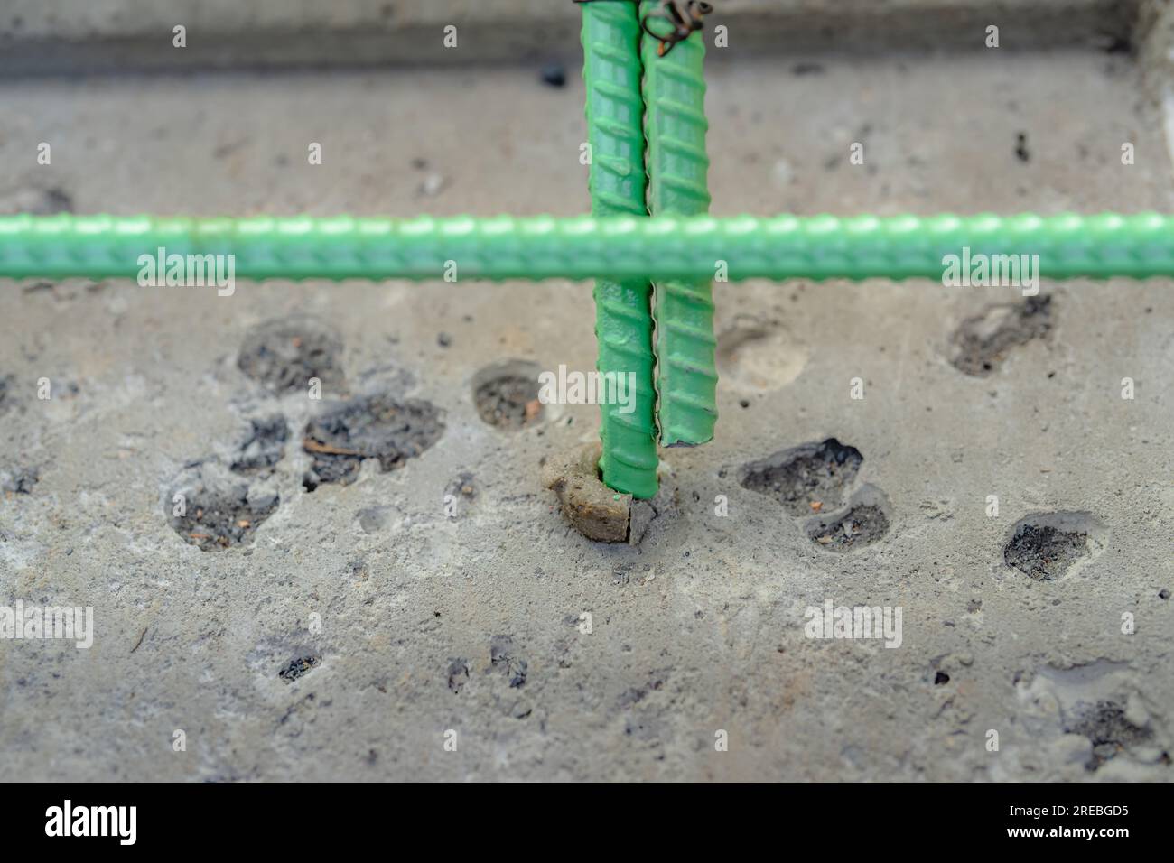 Cimenté dans des barres d'armature enduites d'époxy est utilisé dans le béton soumis à des conditions corrosives. Il peut s'agir d'une exposition aux sels de dégivrage ou à l'environnement marin Banque D'Images