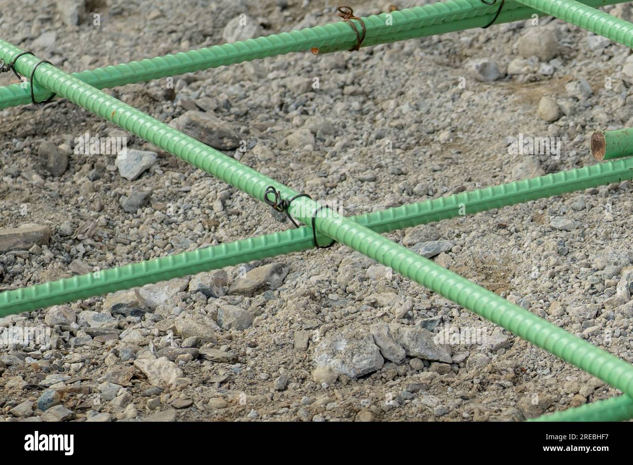 Les barres d'armature à revêtement époxy sont utilisées dans le béton soumis à des conditions corrosives. Il peut s'agir d'une exposition aux sels de dégivrage ou aux environnements marins. Banque D'Images