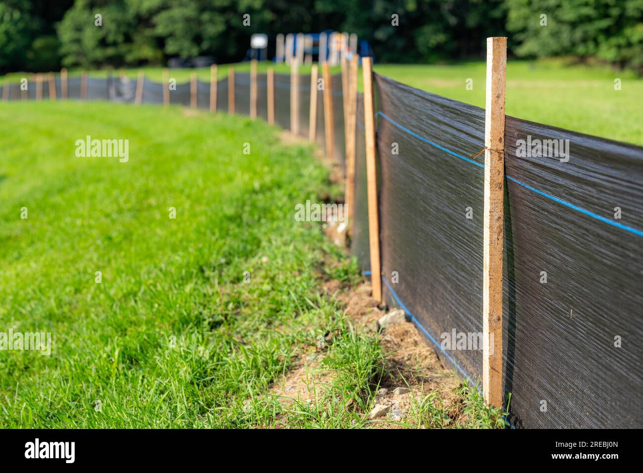 Tissu Silt Fence avec poteaux en bois installés avant le début de la construction. Banque D'Images