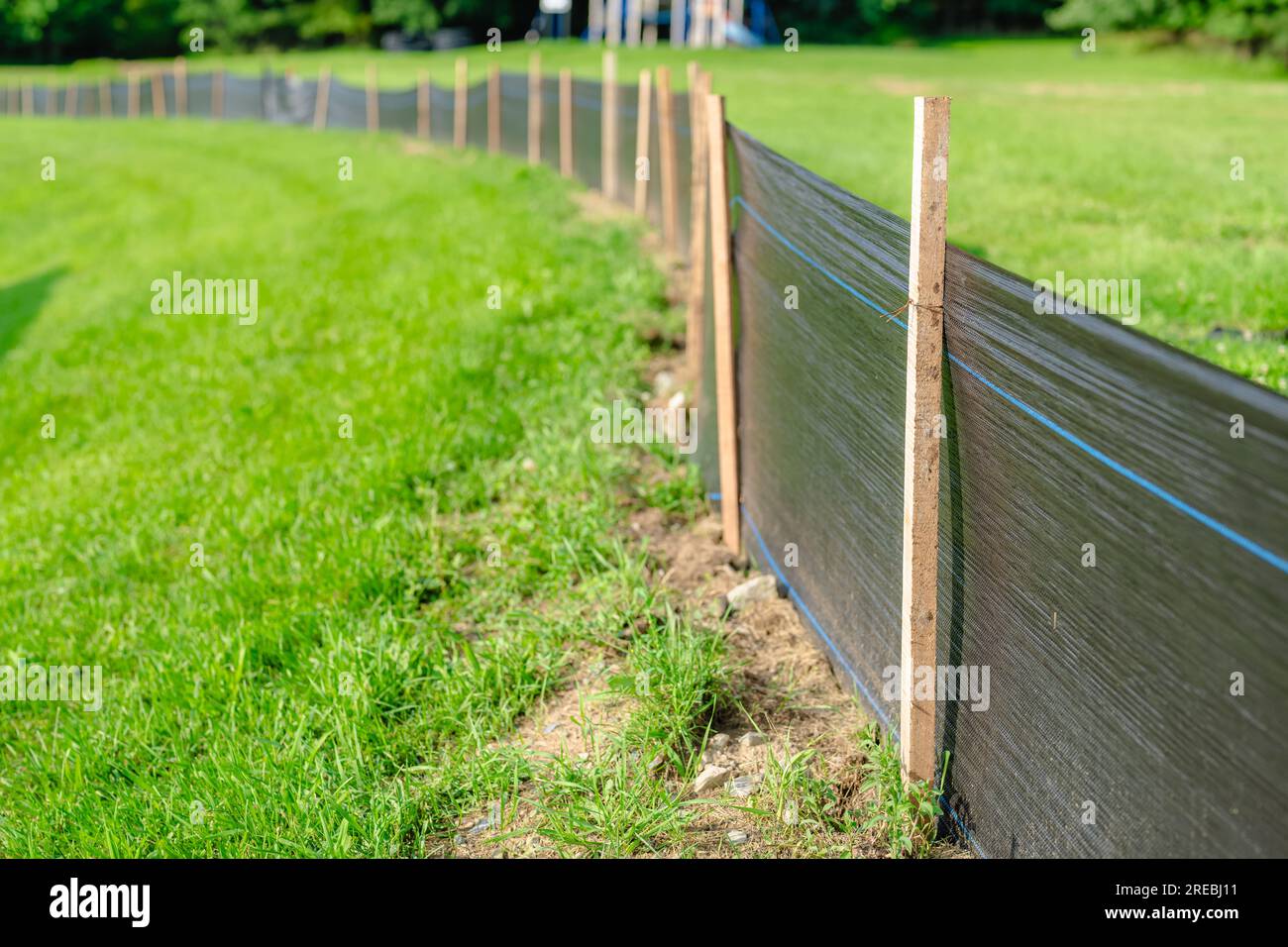 Tissu Silt Fence avec poteaux en bois installés avant le début de la construction. Banque D'Images