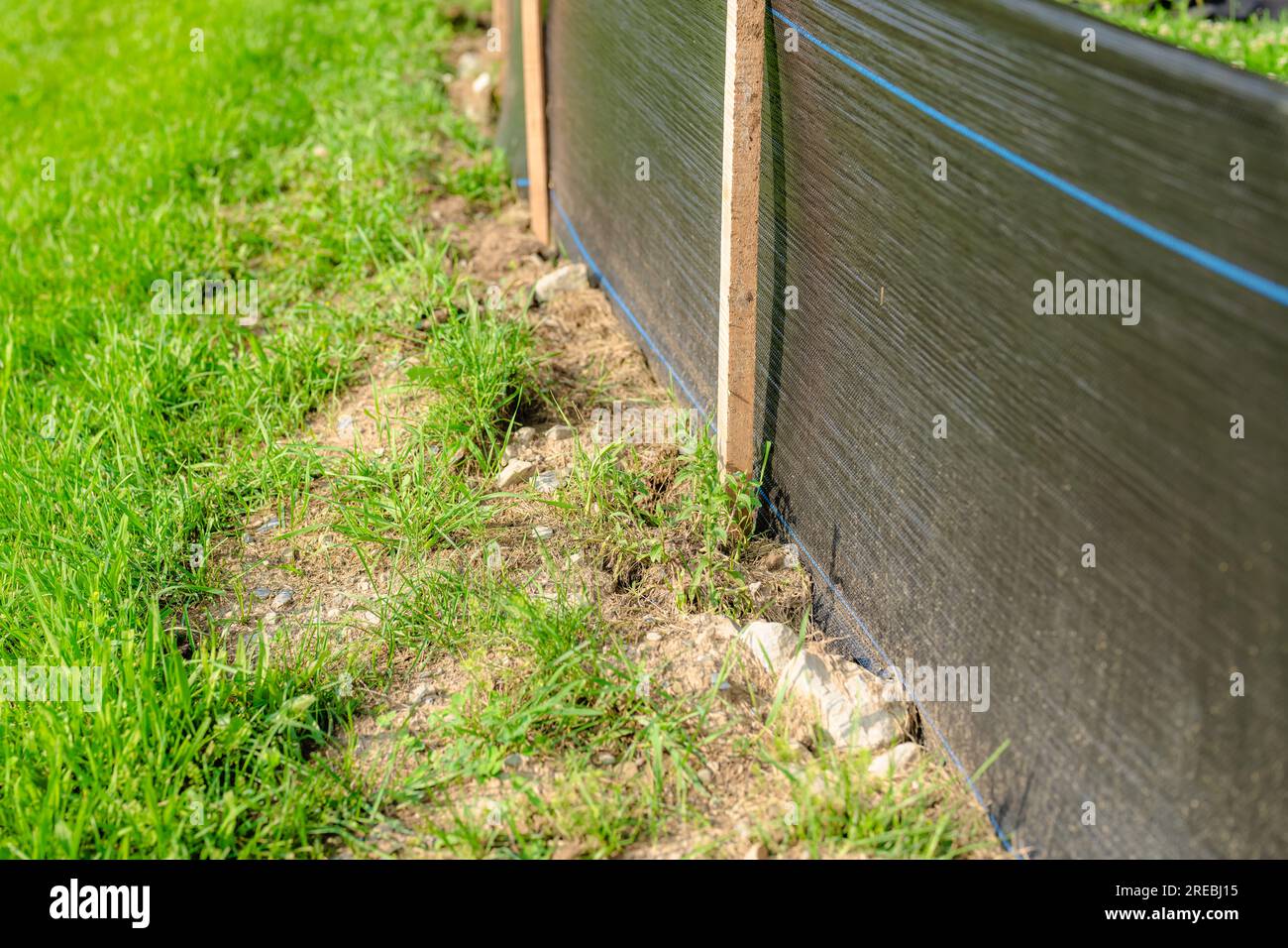 Tissu Silt Fence avec poteaux en bois installés avant le début de la construction. Banque D'Images