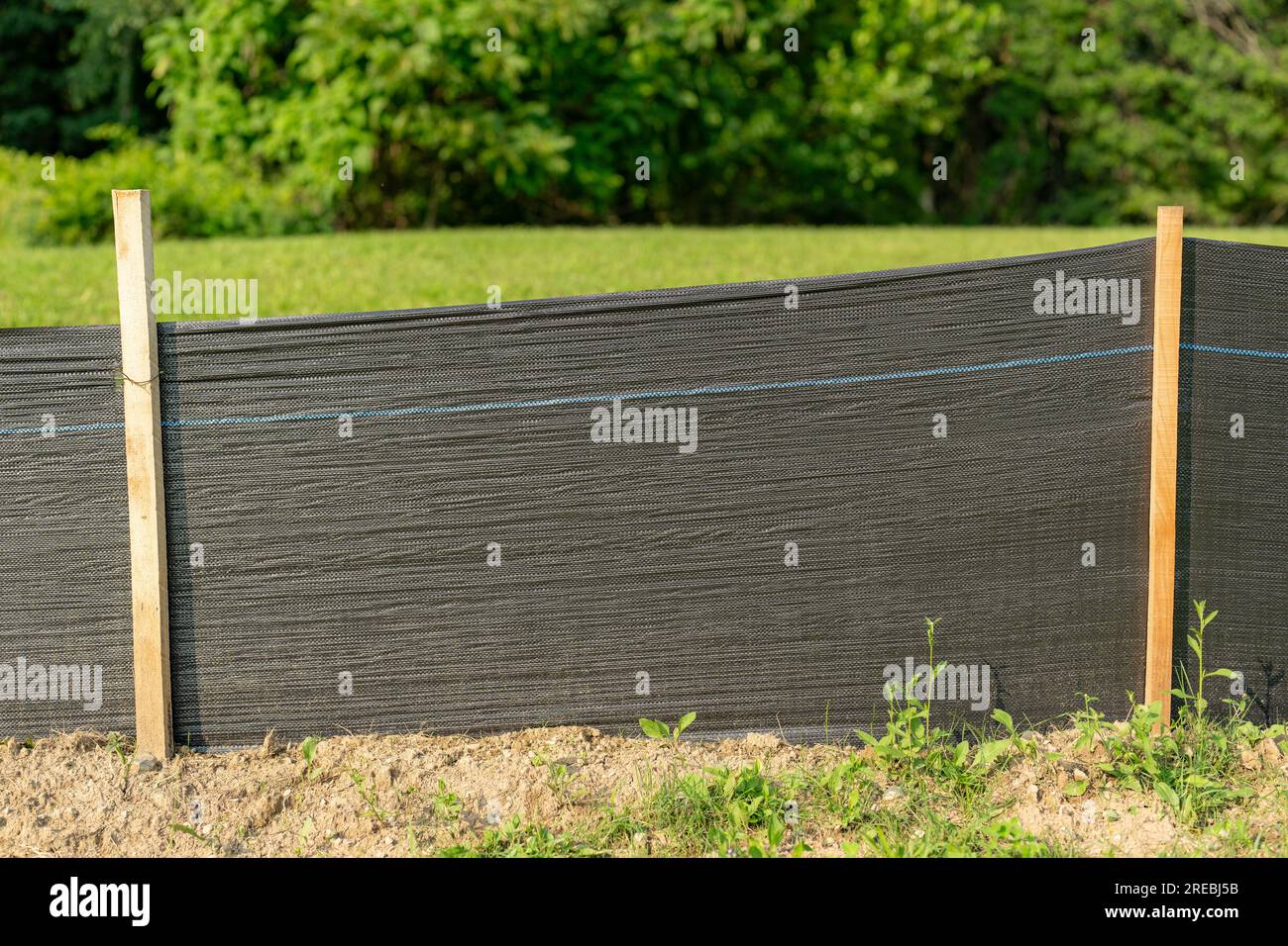 Tissu Silt Fence avec poteaux en bois installés avant le début de la construction. Banque D'Images