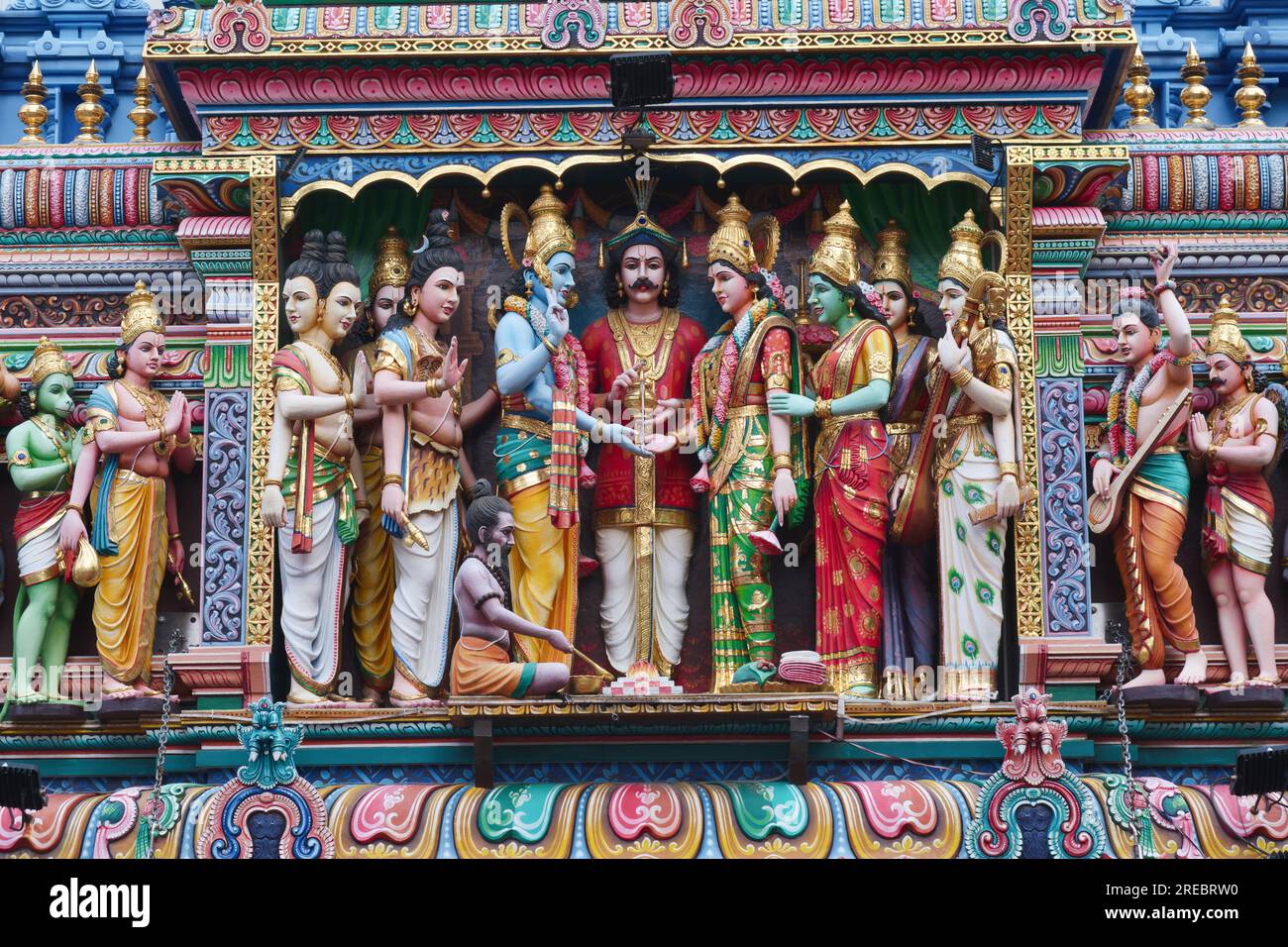 Une multitude de figures pieuses et mythiques décorant l'entrée du temple Sri Krishnan à Waterloo St., Bugis, Singapour Banque D'Images