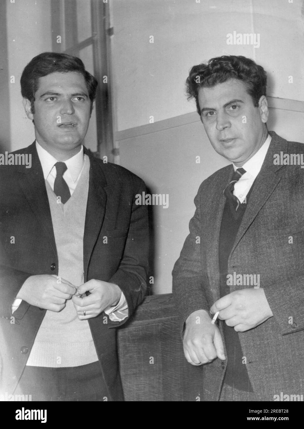 Theodorakis, Mikis, 29.7.1925 - 2,9.2021, compositeur et homme politique grec, avec son avocat, années 1960, INFORMATION-AUTORISATION-DROITS-SUPPLÉMENTAIRES-NON-DISPONIBLE Banque D'Images