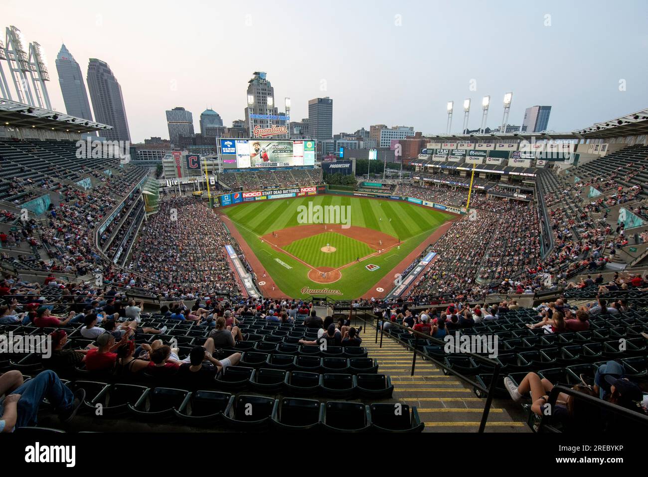Cleveland, États-Unis. 25 juillet 2023. Vue générale de progressive Field lors d'un match de saison régulière de la MLB entre les Royals de Kansas City et les Guardians de Cleveland, le mardi 25 juillet 2023 à Cleveland, Ohio. (Brandon Sloter/image of Sport) photo via crédit : Newscom/Alamy Live News Banque D'Images