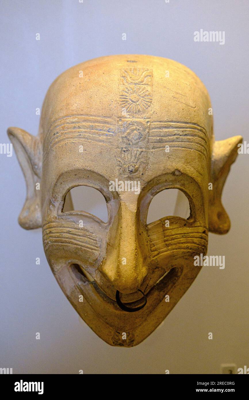 Masque de Grinning, de S, Sperate, argile. 6e-5e cent. BCE, Cagliari, Museo archeologico nazionale, le Colisée , Rome, Latium, Italie , Banque D'Images