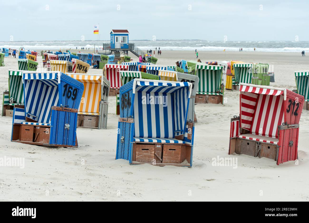 Videz les chaises de plage par une journée fraîche d'avant-saison sur la plage de Langeoog, îles de la Frise orientale, Basse-Saxe, Allemagne Banque D'Images