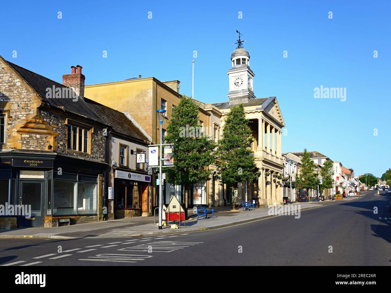 Vue sur le Guildhall et les magasins le long de Fore Street, Chard, Somerset, Royaume-Uni, Europe. Banque D'Images