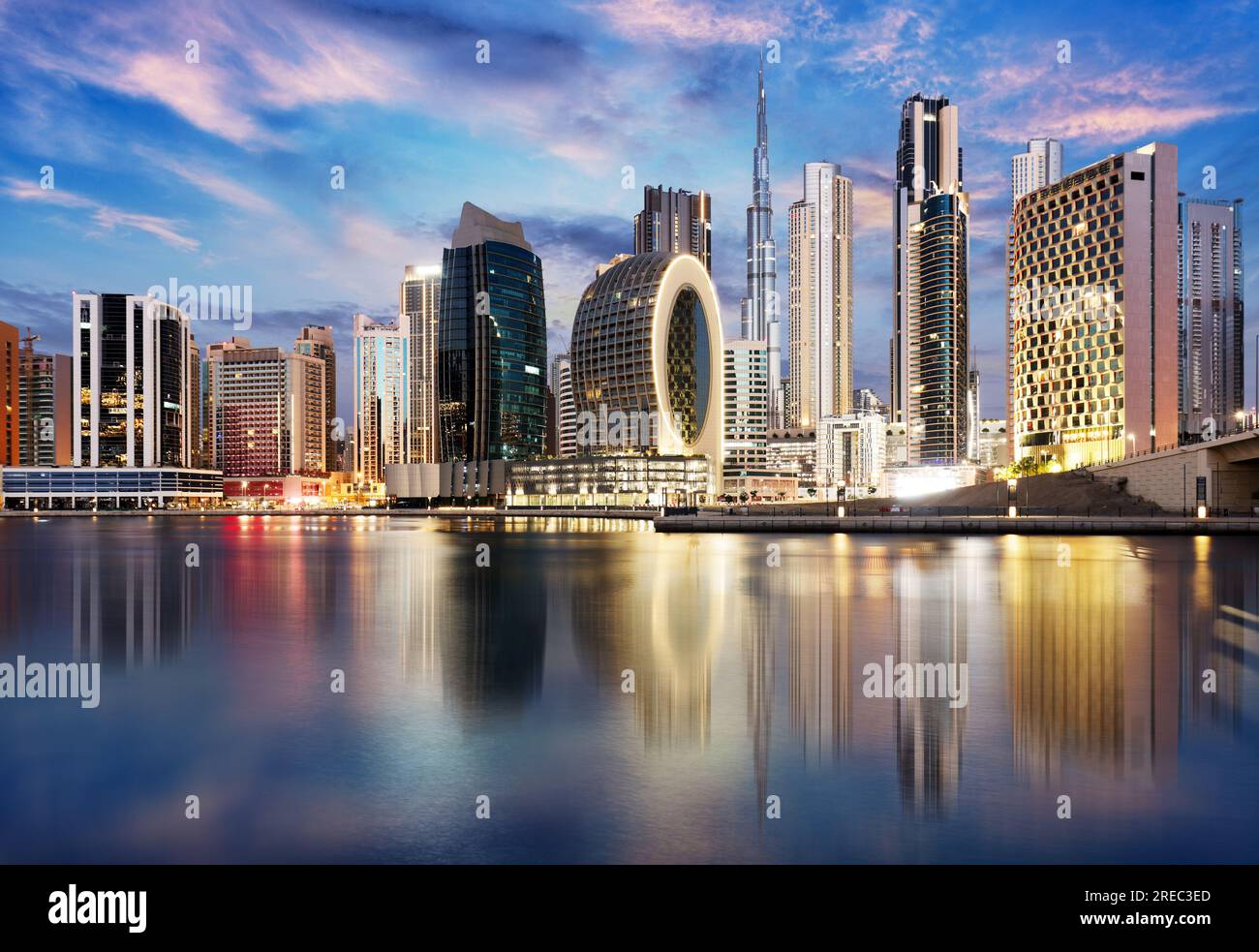 Panorama du centre ville de Dubaï la nuit, Émirats arabes Unis Banque D'Images