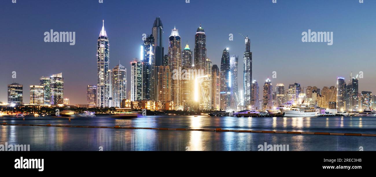Panorama de la marina de Dubaï la nuit avec gratte-ciel des ÉAU Banque D'Images