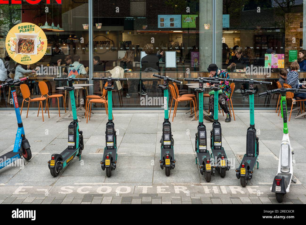 Scooters électriques garés à louer, Londres, Royaume-Uni Banque D'Images