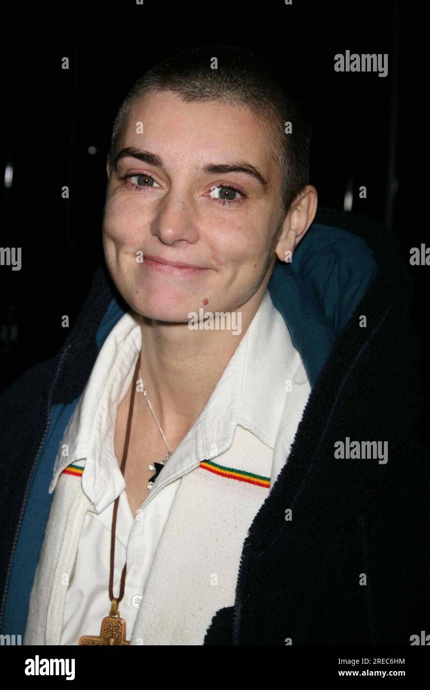 Sinead O'Connor à la porte de scène 'Late Show with David Letterman' au Ed Sullivan Theater à New York le 12 décembre 2005. Crédit photo : Henry McGee/MediaPunch Banque D'Images