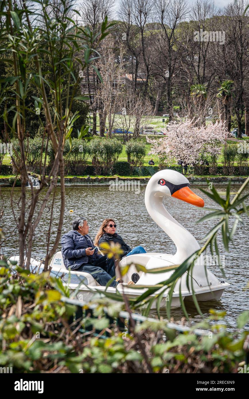 3 avril 2022 à Rome, Italie : EUR Lake Park pendant la lumière du jour avec pédalo et deux personnes profitant du grand temps. Banque D'Images