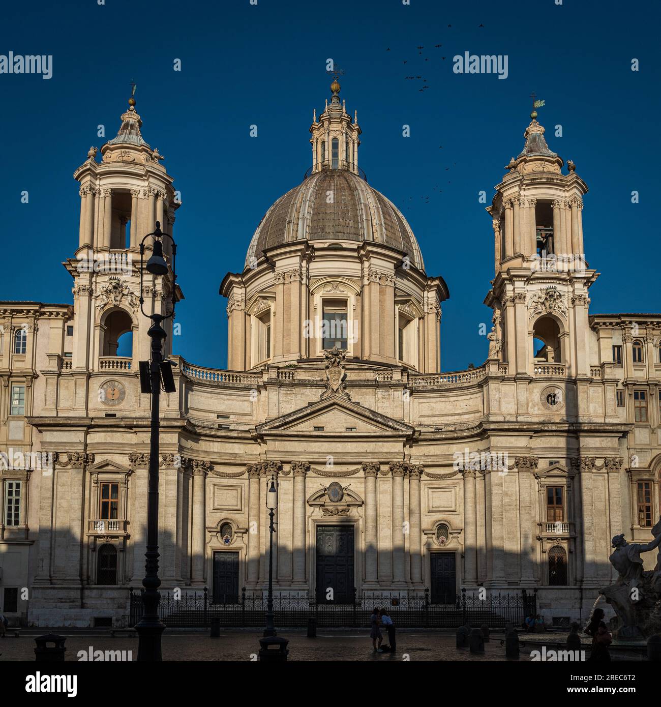 7 septembre 2022 à Rome, Italie : église Sant'Agnese in Agone sur la Piazza Navona le matin avec les touristes regardant. Banque D'Images