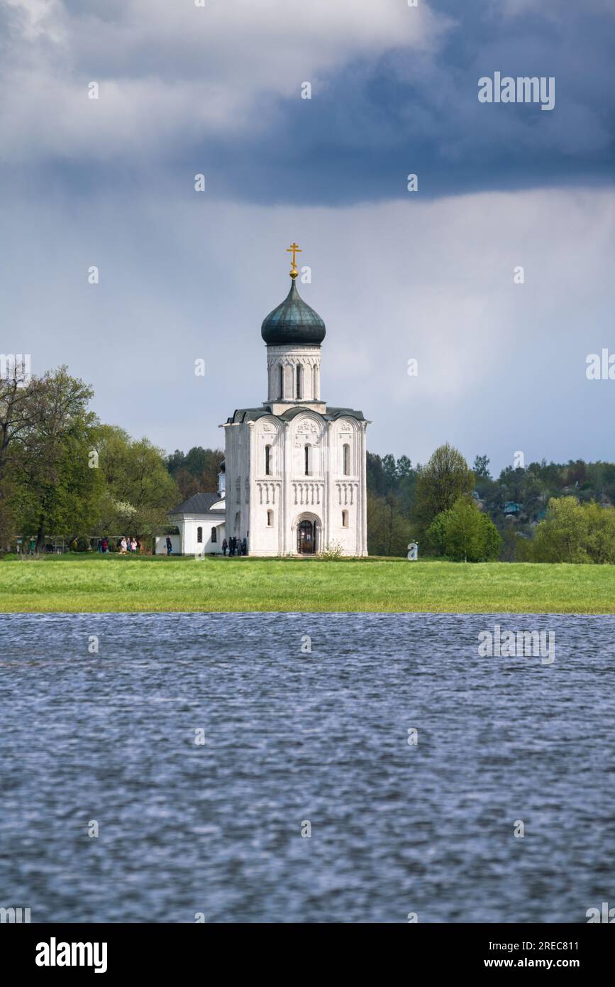 12e-Cantury Église de l'intercession sur le Nerl dans la région de Vladimir en Russie. Site classé au patrimoine mondial de l'UNESCO. Banque D'Images