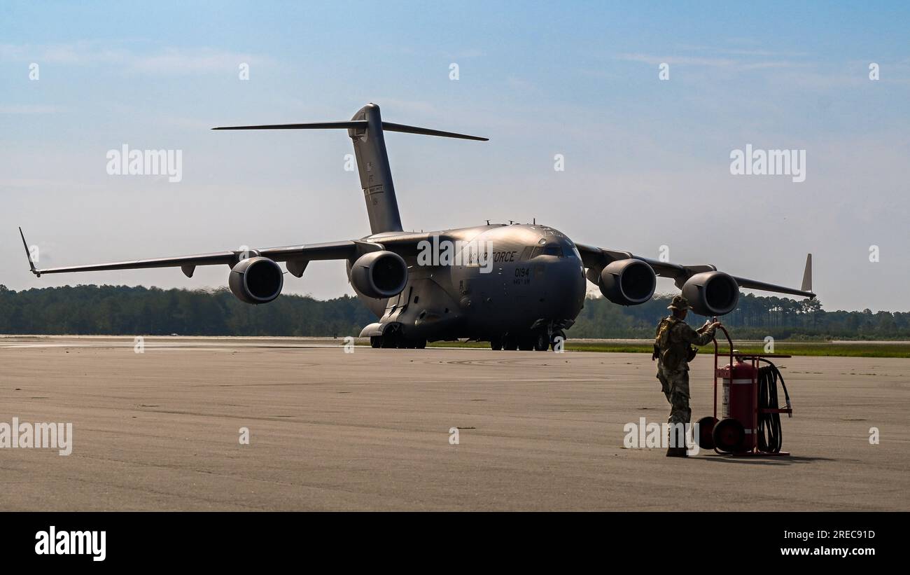 Un C-17 Globemaster III descend la ligne de vol à Marine corps. Gare de Cherry point, Caroline du Nord, 25 juillet 2023. Photo de Airman 1st Class Leighton Lucero Banque D'Images